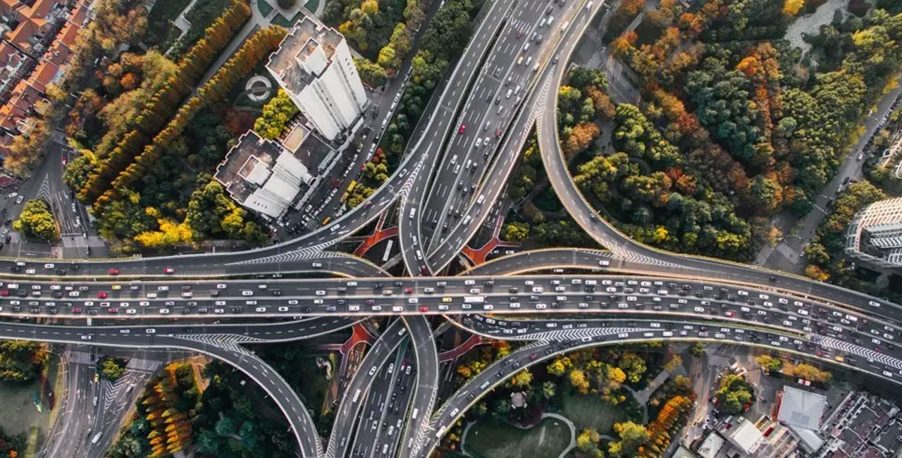 Vista aérea de autopista urbana