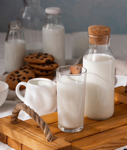 Vaso y botella de leche