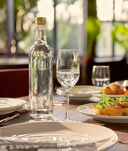 Mesa de restaurante con botella de agua