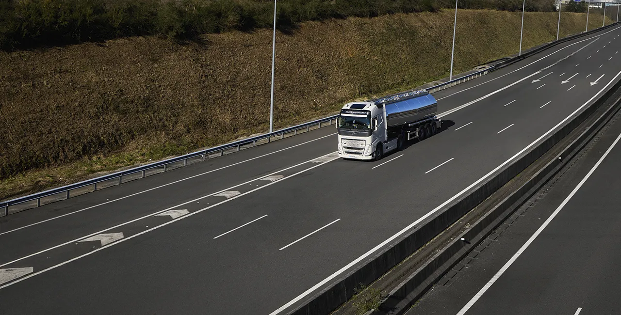 Camión de transporte de líquido alimentario en ruta