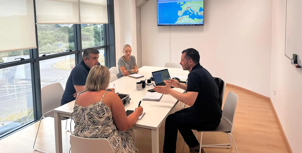 Reunión del equipo de tráfico para la optimización de rutas