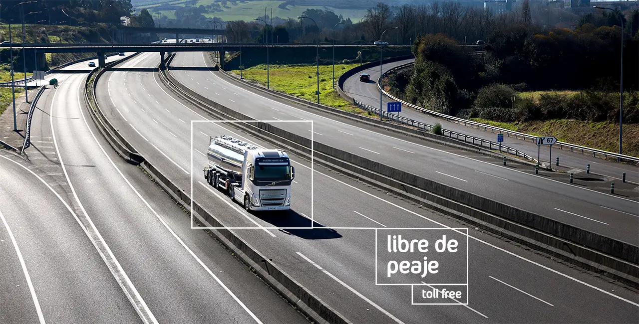 Camión cisterna isotérmica de Rios Sangiao circulando por la autopista AP9
