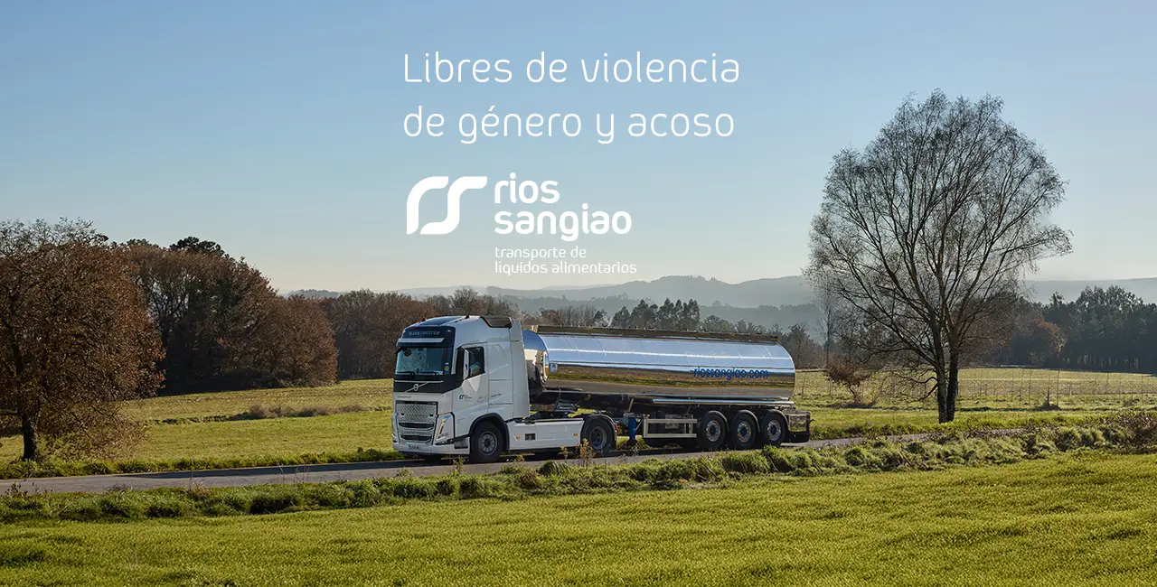 Cami&oacute;n de transporte de l&iacute;quido alimentario de Rios Sangiao en un campo gallego
