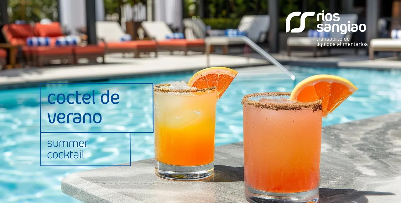 Dos bebidas refrescantes con piscina al fondo