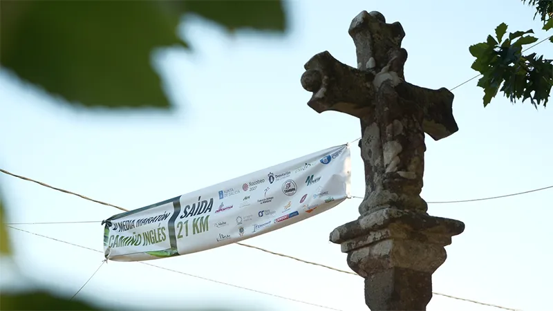 Cruceiro con pancarta de salida de la V Medio Maratón del Camino Inglés