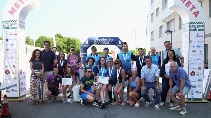 Foto de equipo diante da meta na V edición de Medio Maratón del Camino Inglés