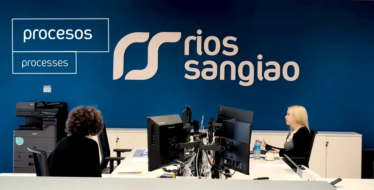 Dos personas trabajando en administracion en Rios Sangiao