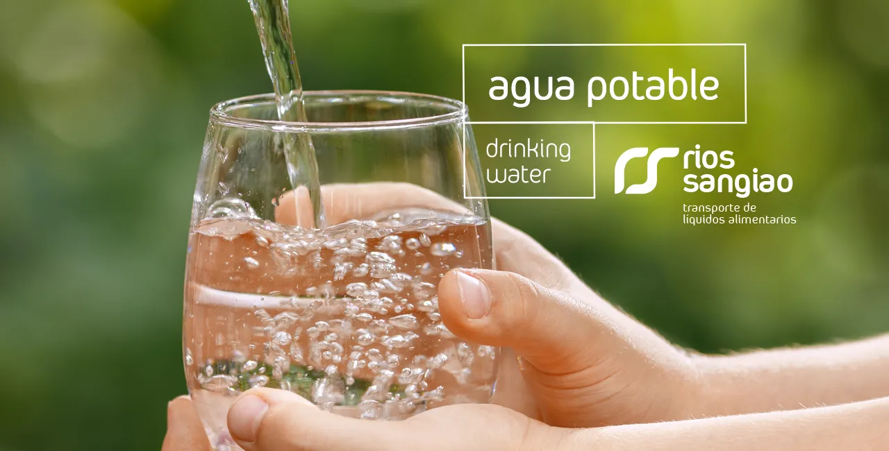 Agua potable llevando un vaso en un fondo natural
